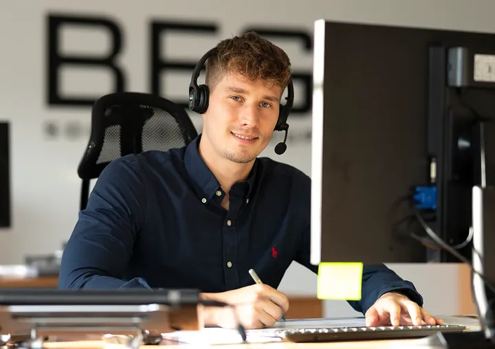 Ein Berater der BEG Solutions GmbH am Schreibtisch mit Headset