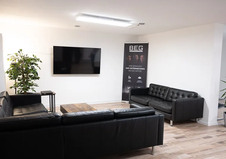 Besprechungsecke mit Sofas im Büro der BEG Solutions GmbH