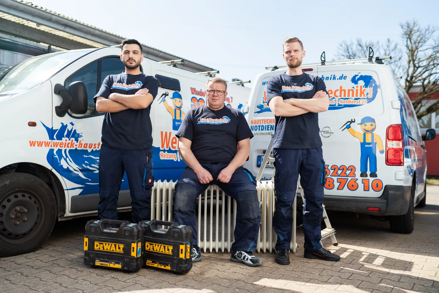 Das Team von Weick Haustechnik vor den Firmenwagen in Wiesloch